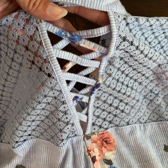 Floral print blouse with tie knot front. - Picture 9 of 9